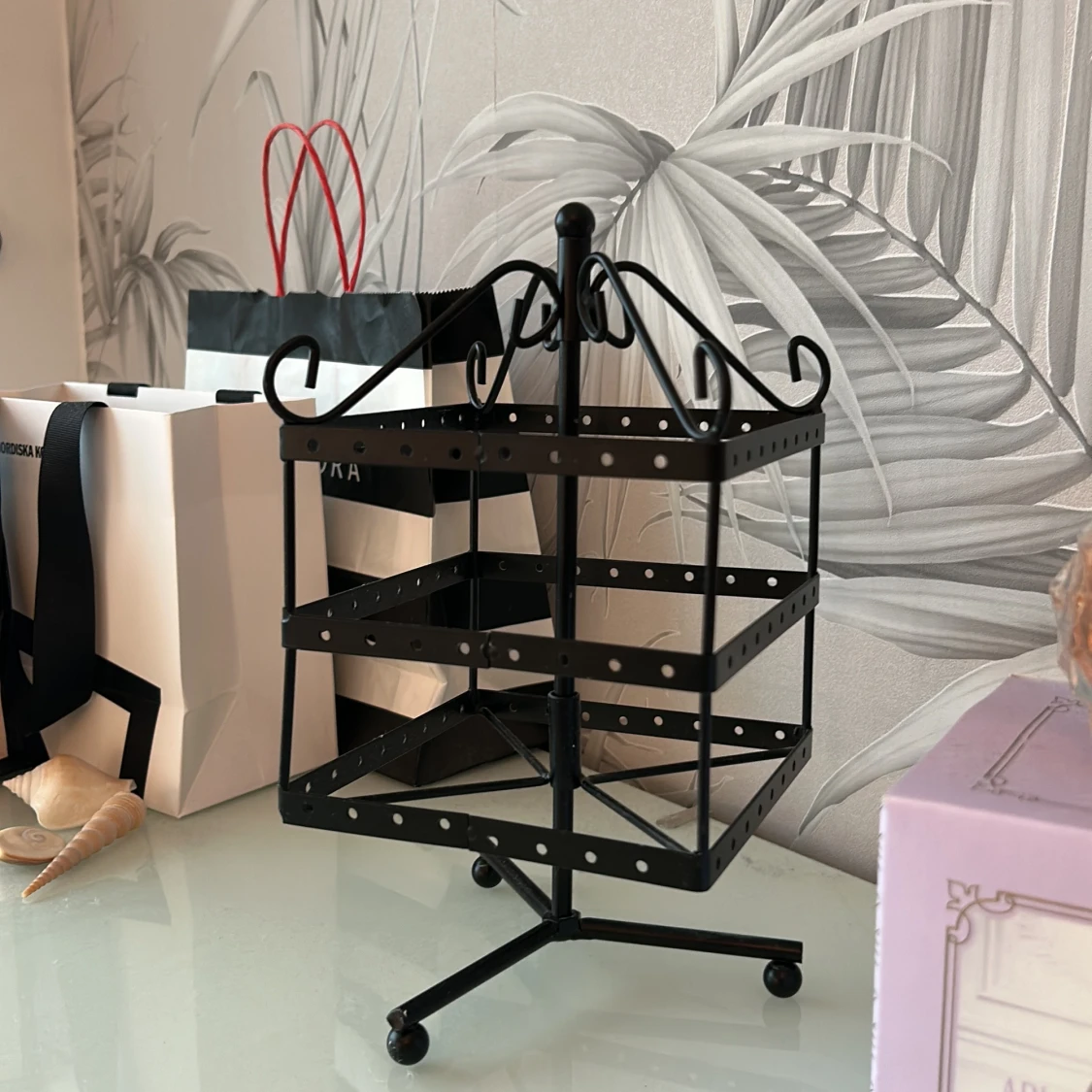 Svart smyckesställ i metall