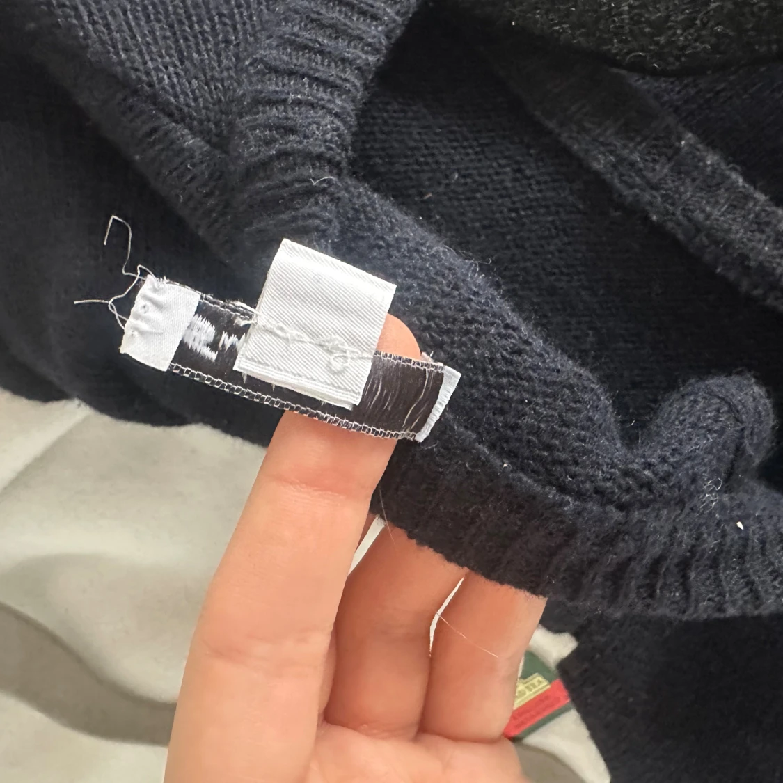 Marinblå tröja med knyte och öppen rygg  - 4