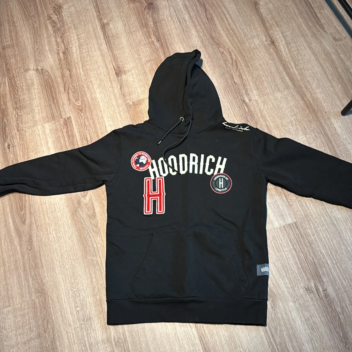 Svart hoodie från Hoodrich