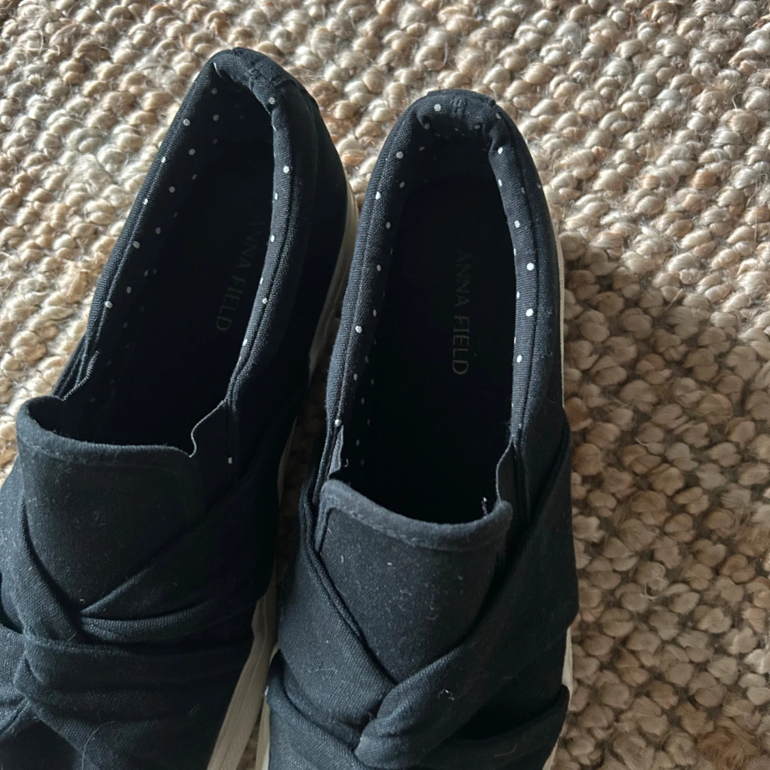 Svarta slip-on sneakers från Anna Field - 2