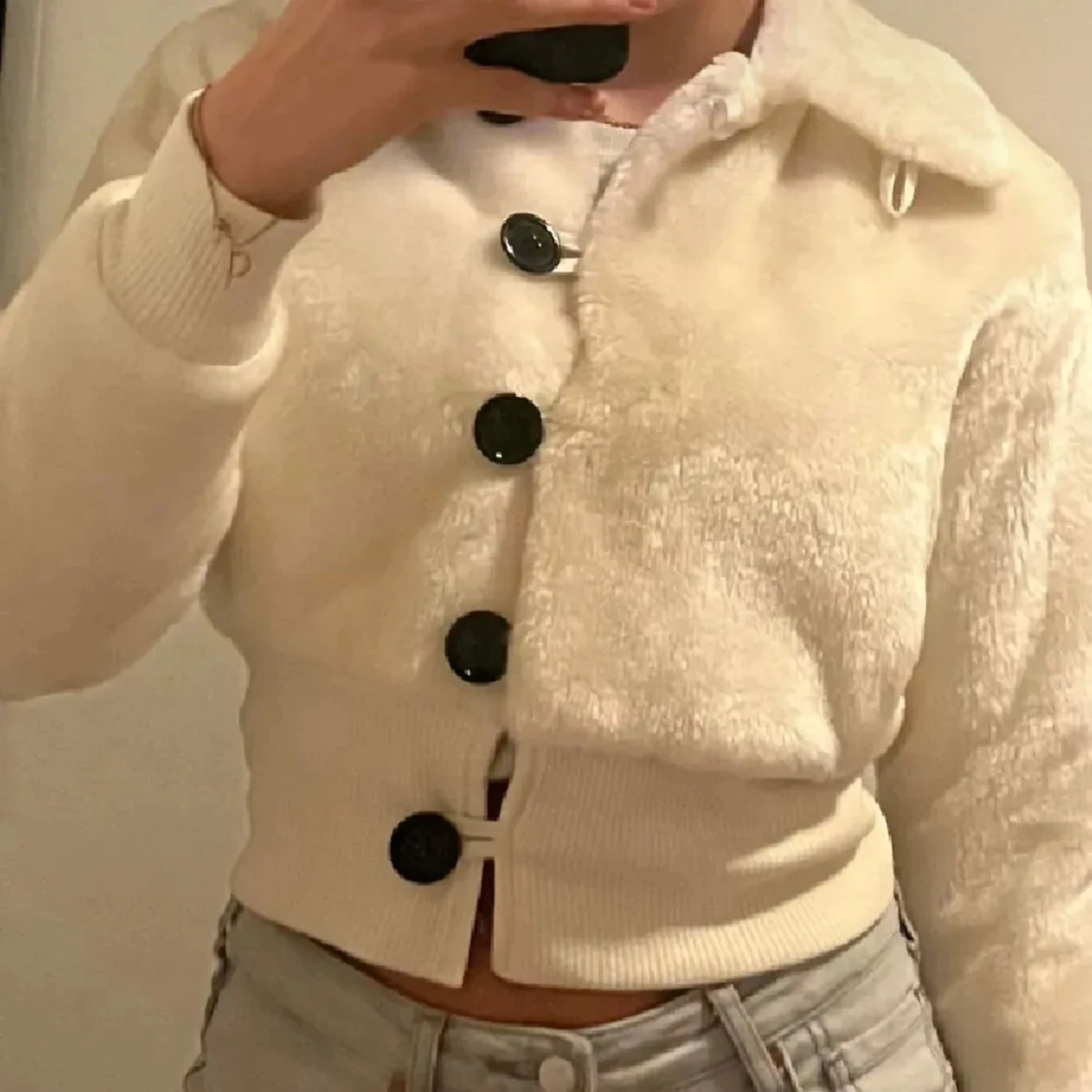 Vit pälsig kofta med stora knappar - 1