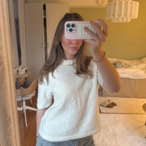 Premium quality Vit stickad tröja från Gina Tricot - Superfin vit stickad tröja från Gina Tricot med kort ärm och rund hals, från deras premium quality kollektion - 14% ull och 7% alpacka. Storlek S men passar för M med!💕 slutsåld på hemsidan