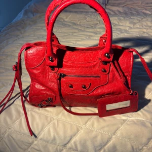 Röd skinnväska  - Säljer min röda skinnväska har använts fåtal gånger. Kan diskutera pris vid snabb affär.