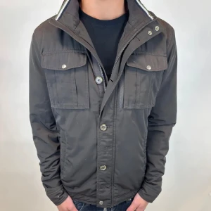 J.Lindeberg  - Hej! Säljer nu denna väldigt snygga och eftertraktade J.Lindeberg Fieldjacka!  Jackan är slutsåld överallt och går inte att få tag på… jackan är perfekt nu till hösten/vintern  Storlek L, Ny pris: 6000 kr Säljs för: 999 kr 