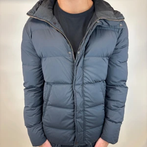 J.Lindeberg Jacka  - Hej! Säljer nu denna väldigt snygga och eftertraktade J.Lindeberg Fieldjacka!  Jackan är slutsåld överallt och går inte att få tag på… jackan är perfekt nu till hösten/vintern  Storlek M Ny pris: 6000 kr Säljs för: 2199 kr 