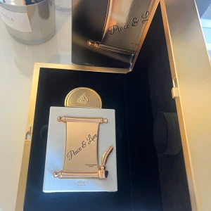 Lattafa Pride Peace & Love 100ml - Unisex Eau de Parfum med lyxig design. Volym 100ml. Luktar mandel och vanilj, provat spraya 1 gång och den luktar gott men inte den sorts lukt jag letar efter därmed säljer jag den. Det står unisex men skulle säga att den har en mer kvinnlig doft. Jag kan mötas i stockholmlän.  Pris KAN diskuteras vid snabb affär. 