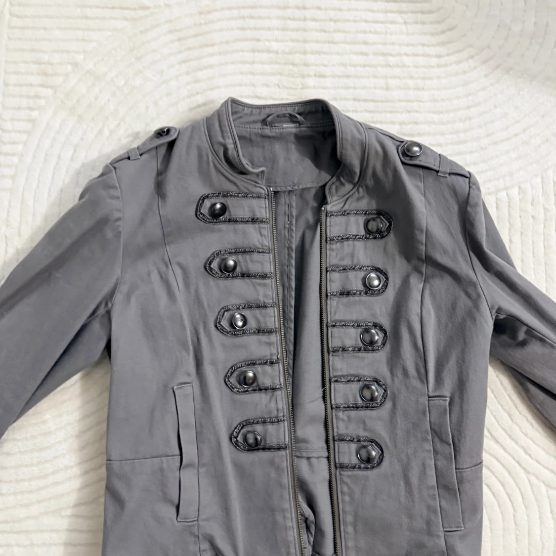 Grå rock med militärstil och knappar