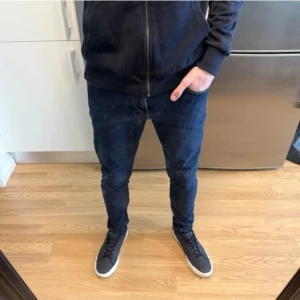 Mörkblå jeans herr från tiger of sweden 31/34 - Säljer ett par mörkblå tiger jeans med klassisk femficksdesign och smal passform. Jeansen har normal midja och är tillverkade i stretchigt denimtyg för extra komfort. Perfekta för dig som gillar en tajt look och stilren känsla.