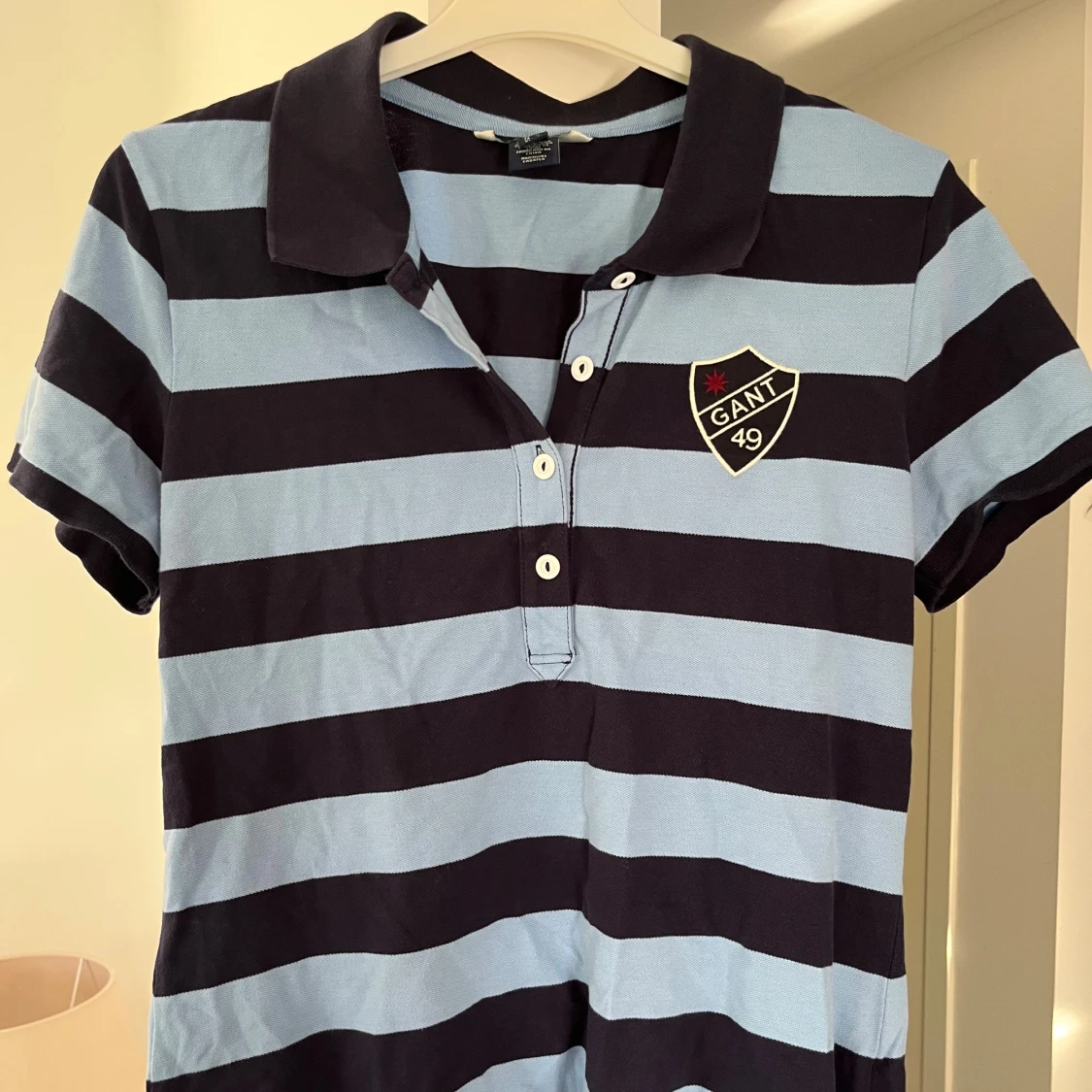 Randig pikétröja från GANT, blå/svart