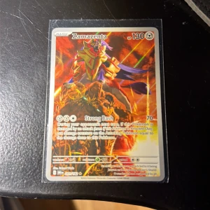 Zamazenta - Coolt Pokémonkort med Zamazenta! Perfekt för samlare och fans av Pokémon TCG. Kortet har en episk illustration och är i fint skick, skyddat i plastficka. Ett måste för dig som vill stärka din samling eller spela med en legendarisk Pokémon.