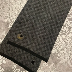 Halsduk - Snygg o fin halsduk i rutigt mönster med diskret broderad etikett använd fåtal gånger i nyskick hojta till för andra bilder.  Tillverkad i mjuk ull vilket gör den skön varm o mjuk, perfekt för att ge din outfit en lyxig touch o klass funkar till både män o kvinnor, pris kan diskuteras vid snabb affär.