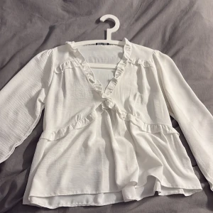 Vit blus från missay - säljer denna blus, inte använd, storlek onesize 