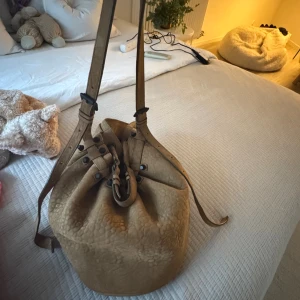 Brun väska  - Skit snygg unik väska från Alexander Wang. -Orginal pris 7600 kr.