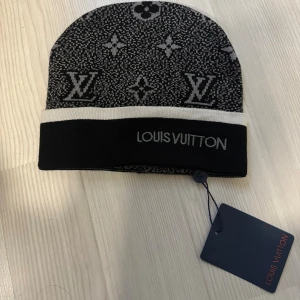 Helt ny monogram mössa  - Helt ny & oanvänd. Hör av er 