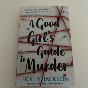 A Good Girl's Guide to Murder - 1a boken i serien av Holly Jackson. Helt okej skick på utsidan, går super att läsa! Säljer massa fler böcker så kolla gärna in dem!
