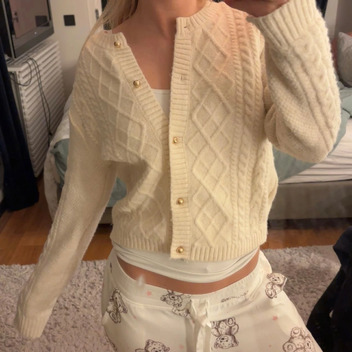Krämvit stickad kofta med guldknappar