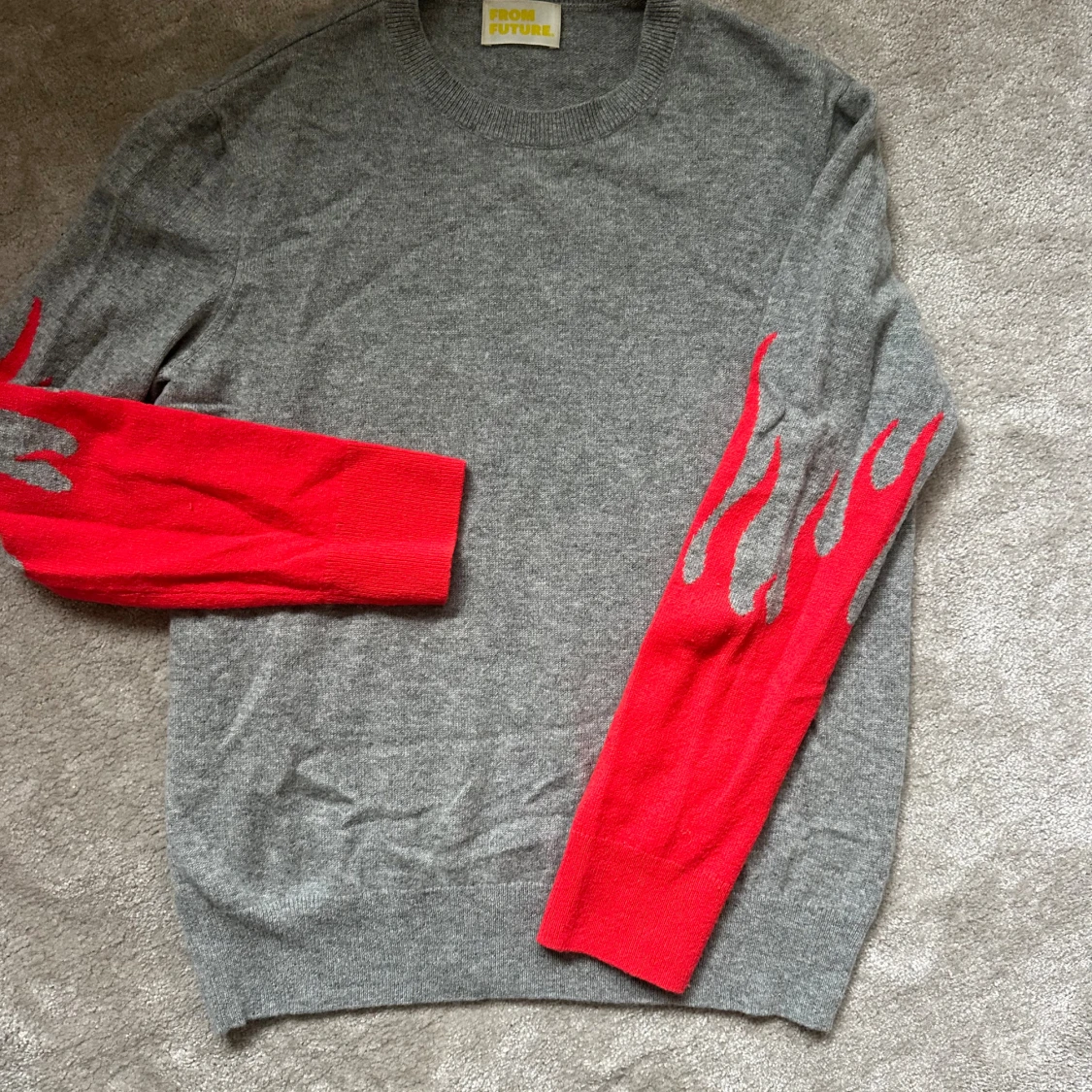Grå kashmirtröja med röda flames - 1