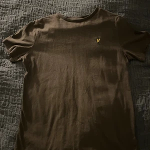 Mörk grön t-shirt från Lyle & Scott - Jag säljer en lyle & scott T-shirt som jag inte längre har använding av för att den blivit för liten, jag har inte använt den särskilt mycket så den är inte alls sliten och är i jätte bra skick!
