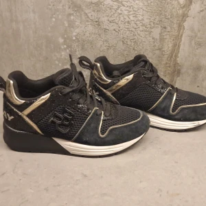 Svarta sneakers Replay  - Snygga svarta sneakers i toppskick från Replay med guldiga detaljer. Unika som bara finns i ett fåtal ex. Inköpta I Paris och använda en handfull gånger så i nyskick. Storlek 36-36.5