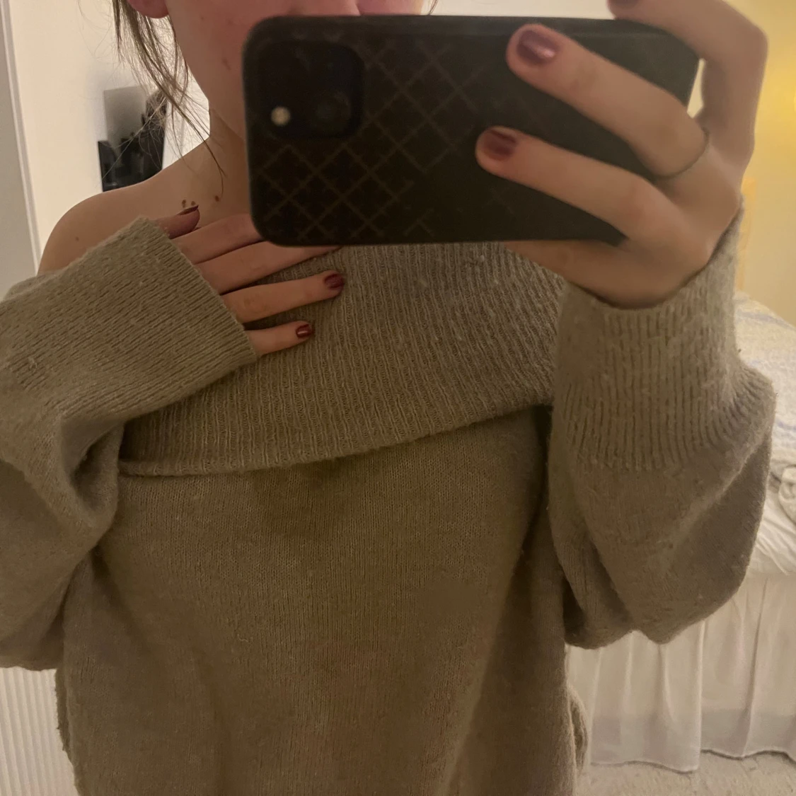 Beige offshoulder stickad tröja - 1