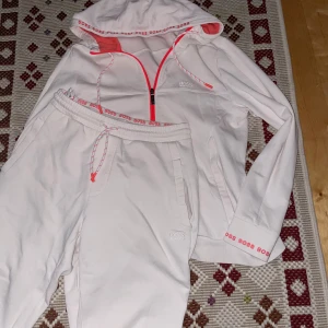 Vit hoodie från Hugo Boss med rosa detaljer - Xs Men Passar S också