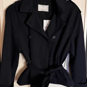 Mörkblå jacka från stradivarius  - Säljer denna snygga och slutsålda jackan i mörkblå från stradivarius! Aldrig använd och därav är prislappen kvar!🤗