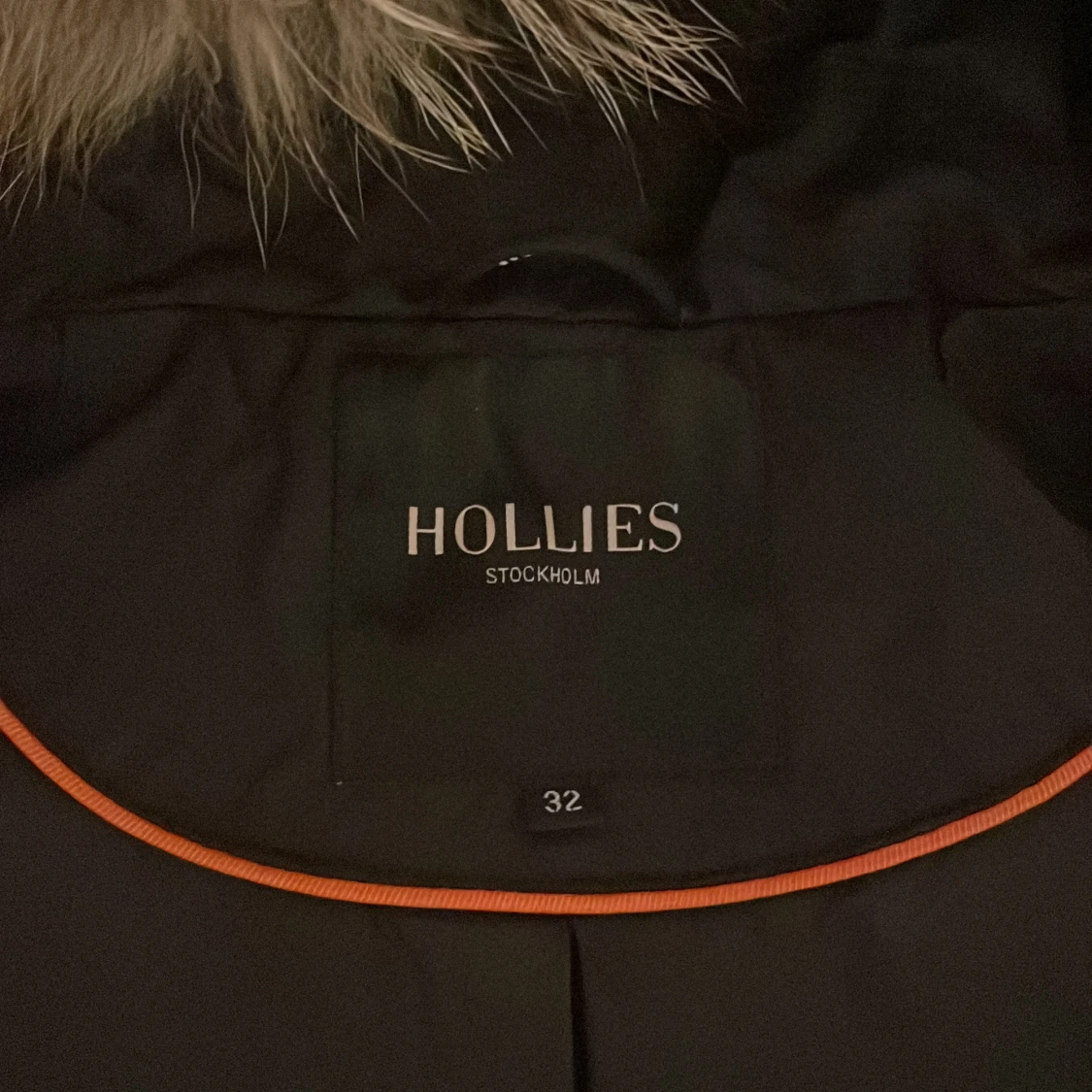 Svart vinterjacka med päls från Hollies - 3