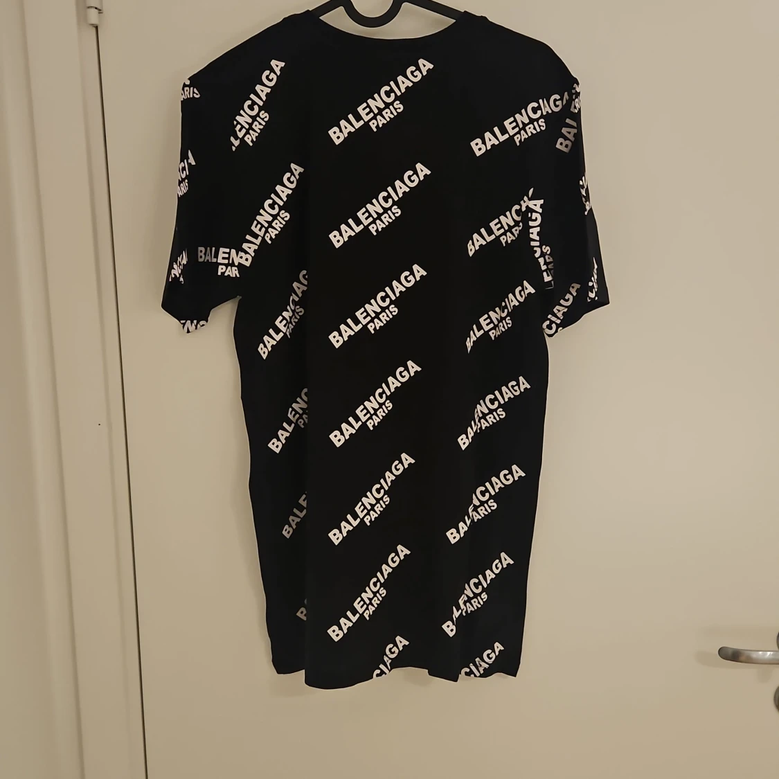 Svart t-shirt med logga - 1