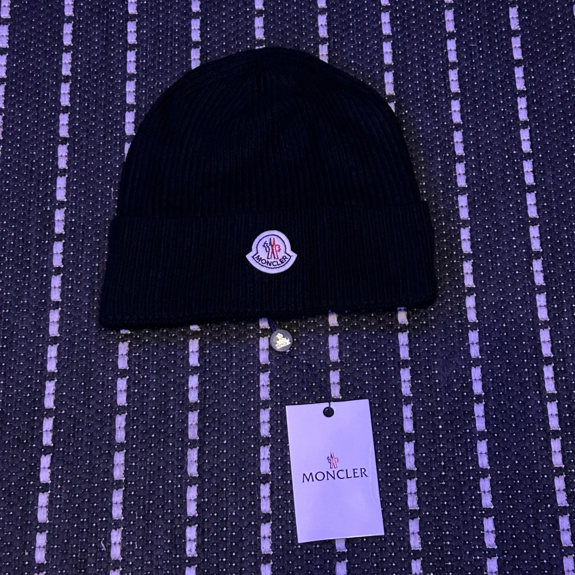 Svart ribbad mössa från Moncler