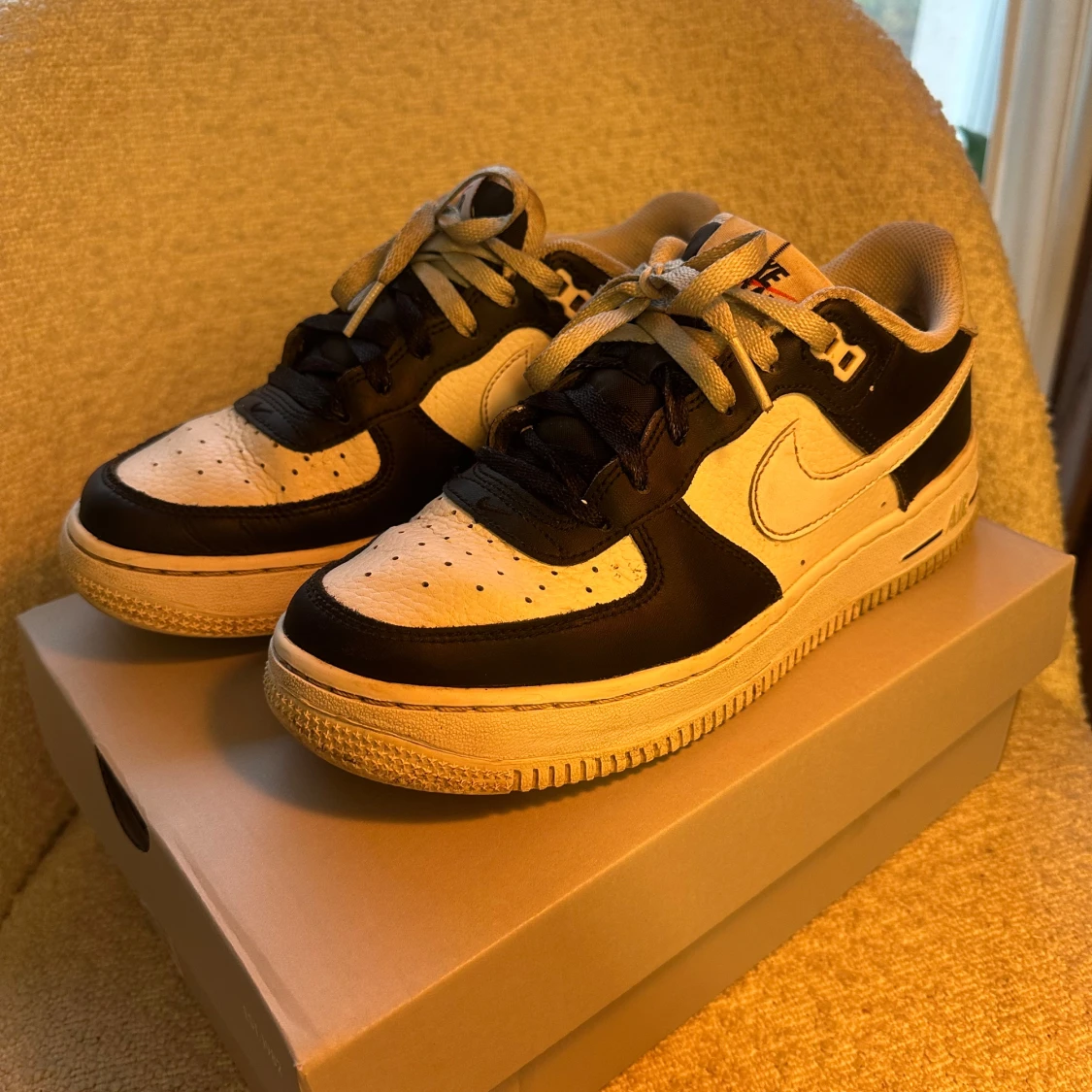 Nike Air Force 1 svart/vit 38.5 - 1