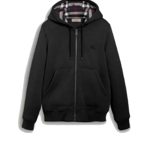 Svart hoodie från Burberry med dragkedja - Svart hoodie från Burberry med hel dragkedja, huva med snörning och klassiskt rutigt foder. Tröjan har känguruficka framtill och diskret broderad logga på bröstet. Perfekt för en chill och stilren look