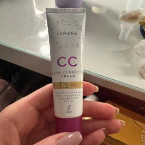 Lumene CC Cream 1.5 Fair SPF20 - Aldrig använd. Lyko skickade fel paket till mig så därför säljer jag den eftersom jag inte behöver den🤎