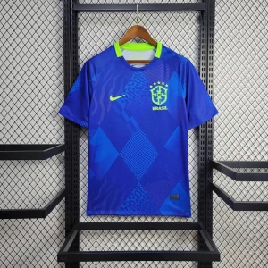 Blå Brasil fotbollströja Nike - Snygg blå Brasil fotbollströja från Nike med korta ärmar och grafiskt rutmönster. Neonfärgade detaljer på kragen och loggan ger en modern touch. Perfekt för dig som vill sticka ut på planen eller heja på landslaget.