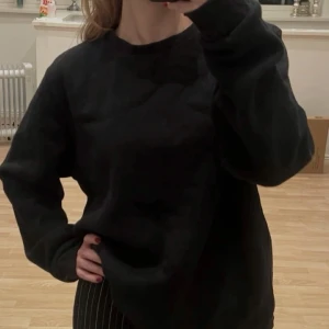 Svart sweatshirt från Frank Dandy - En svart, oversized sweatshirt från Frank Dandy. Tröjan har rund halsringning, långa ärmar och en loose fit, jätte mjuk. Helt oanvänd då den är lite för stor för mig. Passar s-xl, beroende på vilken passform man vill ha🌸