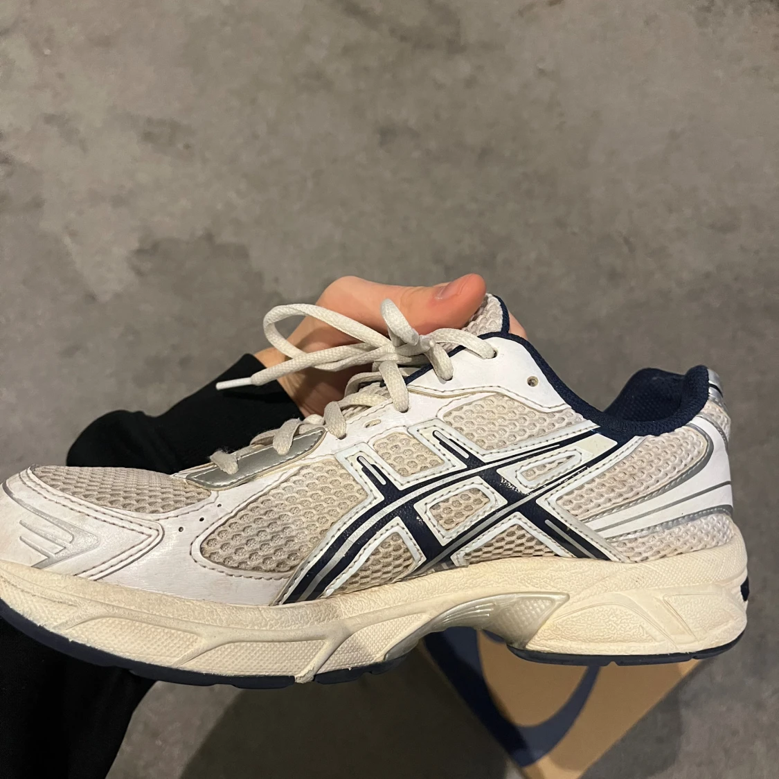 Vita Asics med mörkblå detaljer  - 3