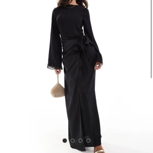 Svart långklänning ASOS DESIGN - Säljer den här klänningen från ASOS. Den är helt ny och aldrig använt. Betalade 709 kr för den och säljer pga att jag inte hann returnera den. För den som är riktigt intresserad kan jag sälja den ännu billigare.