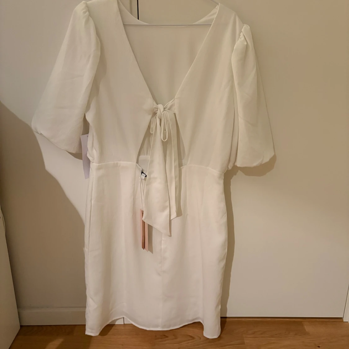 Vit kortklänning med puffärmar - 2