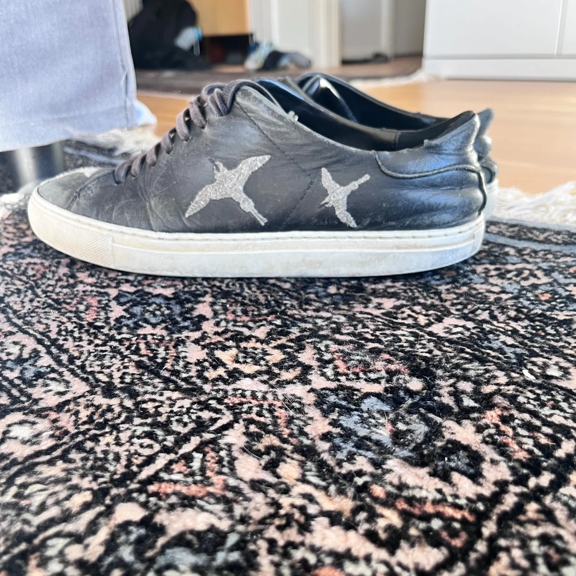 Svarta sneakers med fågeltryck