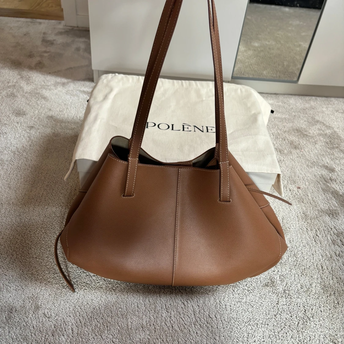 Brun axelväska från Polène i skinn
