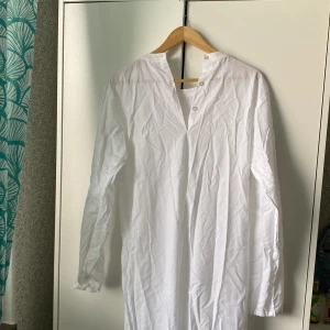 Vit Luciaklänning från Åhléns 146/152 - Säljer en Vit Luciaklänning ifrån Åhléns. bara använd en gång 2023 vid en Lucia föreställning i skolan. Den är i Storlek 146/152 men skulle kunna passa större. Säljer den då jag inte är med i Lucia längre och den bara har legat i min garderob oanvänd 