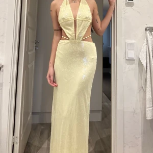 Peppermayo Elara dress - ”Elara sequin maxi dress” från Peppermayo i färgen Lemon Spritz, aldrig använt endast testat på! 🍋 Klänningen är i storlek AU 6 vilket motsvarar XS/EU34 men passar mig perfekt och jag är vanligtvis S/36 & 170cm!  Finns dragskedja på sidan av kjolen, längst ner av klänningen är sömmen lite ”skrynklig” inget som märks när man har den på men syns på sista bilden. Färgen syns även bäst på sista bilden i rätt ljus.  Klänningen säljs ej längre på hemsidan.
