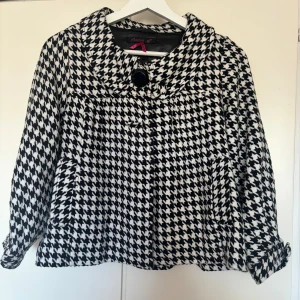 Trekvarts jacka  - Jättefin Trekvarts jacka, storlek 38 men liten i storlek 🤍