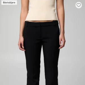 Svarta kostymbyxor (Vera)  från Bik Bok - Svarta kostymbyxor från Bik Bok lågmidjade, lite bootcut och slit nertill.