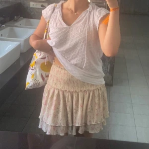 Blommig volangkjol från NA-KD - Supersöt kort kjol från NA-KD, skön och är stor i storleken skulle säga att den passar 36-42!