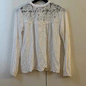 Vit blus från kapphal  - Vit gulig blus