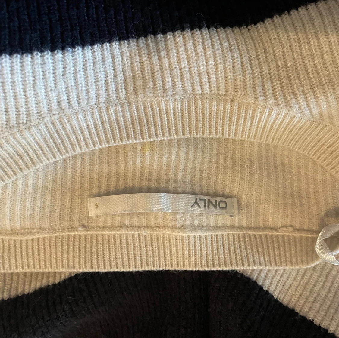 Randig stickad tröja från ONLY - 2