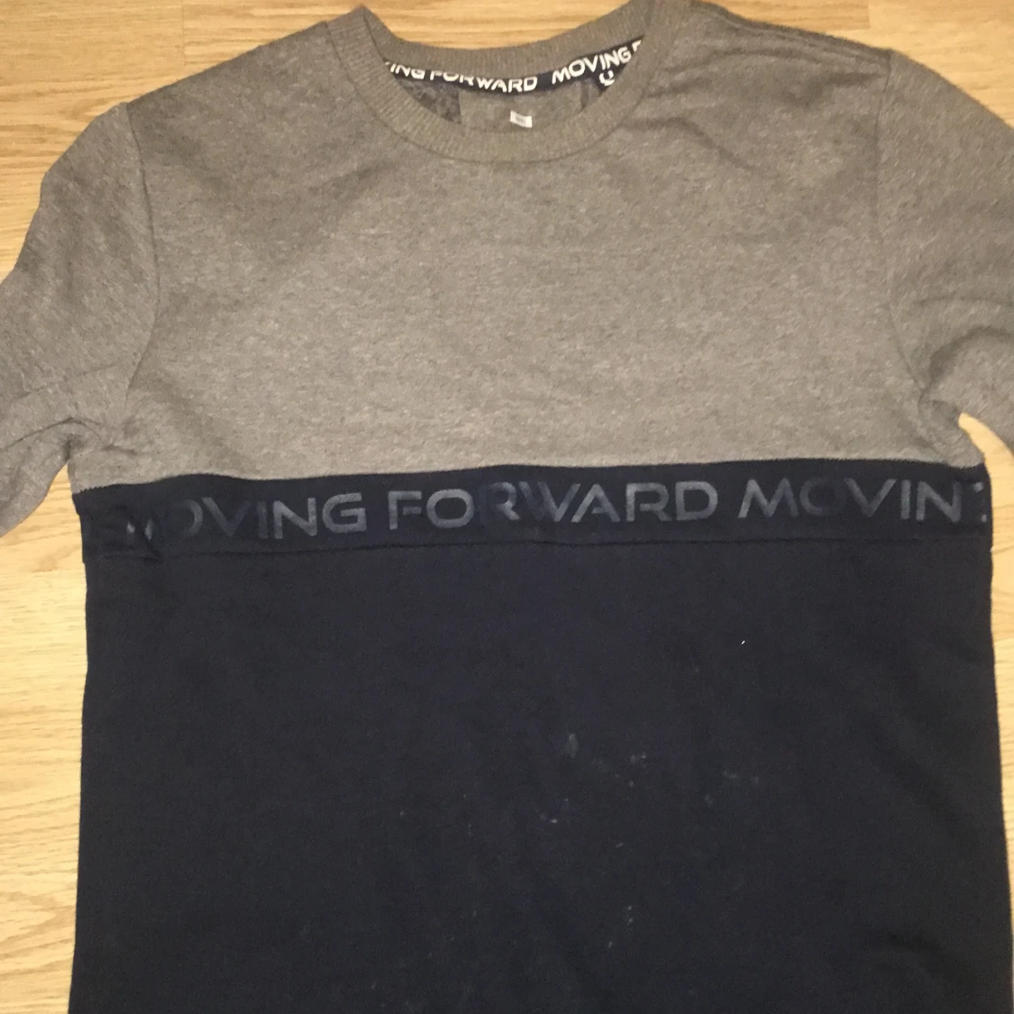 Grå och mörkblå tröja Moving Forward - 1