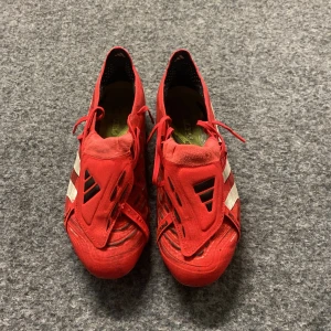 Adidas fotbollsskor - Jag säljer dessa snygga och någorlunda nya adidas predator fotbollsskorna. Köptes i somras Max använda 30 gånger på konstgräs. Vid frågor om pris eller annat hör av dig! Köpare står för frakt! Priset kan diskuteras