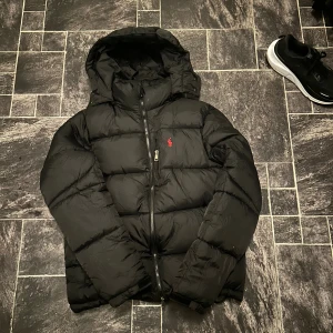 Polo ralph Lauren - Säljer en snygg ralph lauren jacka som aldrig är andvänd, väldigt varm hör av er vid funderingar 