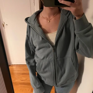 Grå fleece hoodie med dragkedja - Mjuk och skön grå hoodie i fleece med huva och hel dragkedja framtill. Aldrig kommit till användning.💕